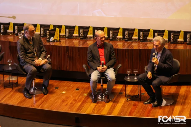 Painel durante a programação de 2025