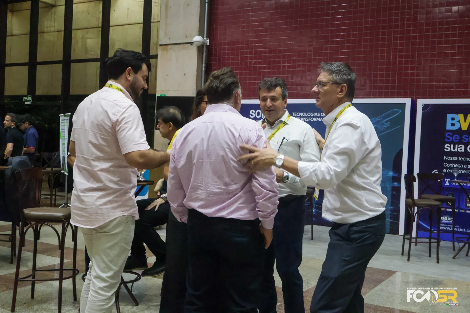 Conversas entre participantes nos intervalos
