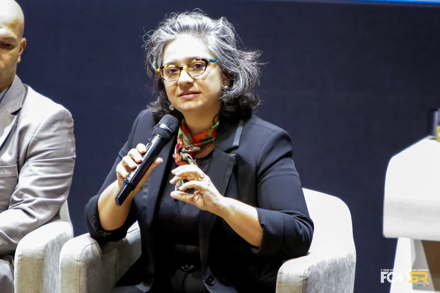 Participante com microfone durante o encontro de 2026