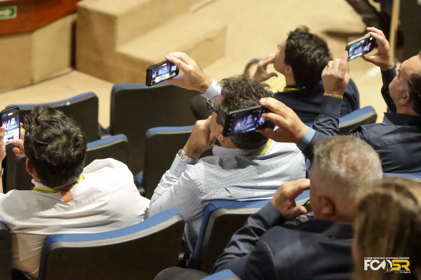 Participantes registram momentos do Fórum de 2026