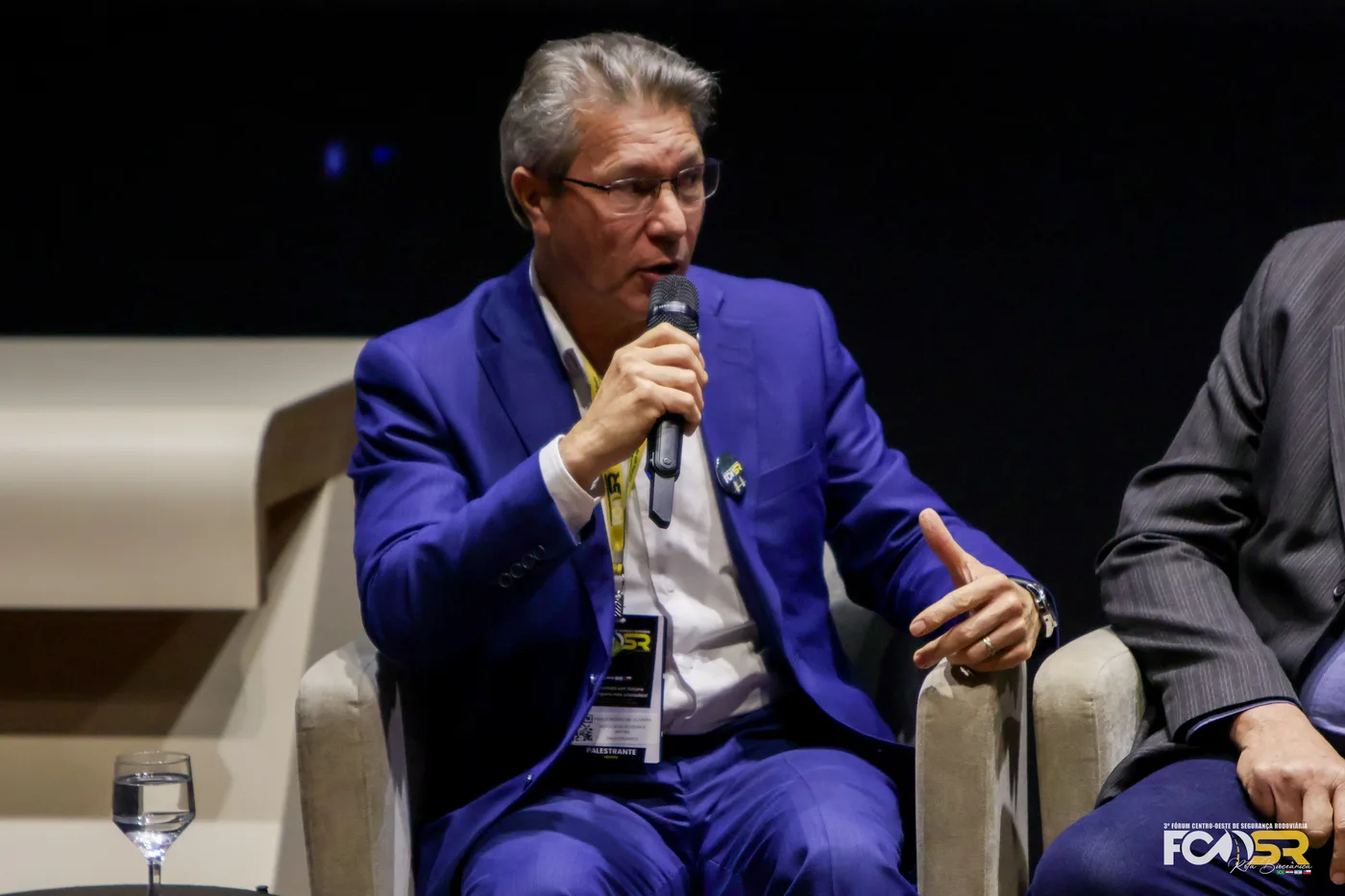 Palestrante compartilha experiências no palco do Fórum de 2026